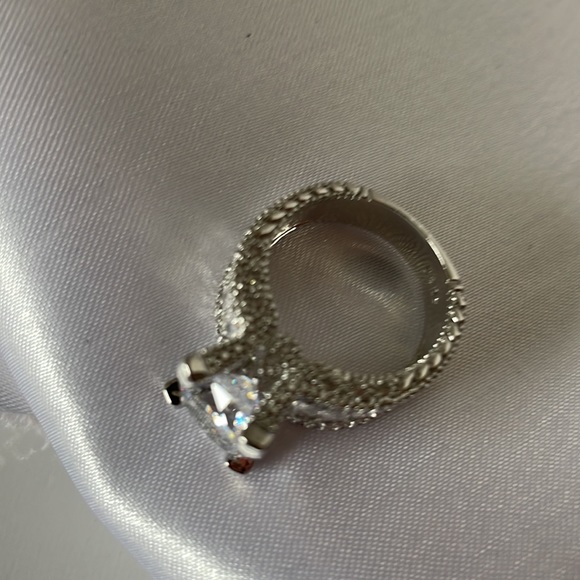 ❌PRICE DROP❌NWOT Silver CocktailRing with Crystals. - Picture 3 of 5